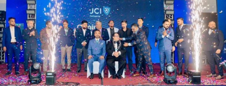 জেসিআই চট্টগ্রামের নতুন নেতৃত্বের হাতে দায়িত্বের চেইন হস্তান্তর
