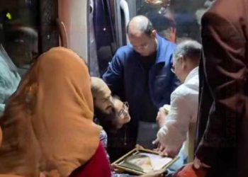 বাস থামিয়ে কিশোরীর কথা শুনলেন তারেক রহমান