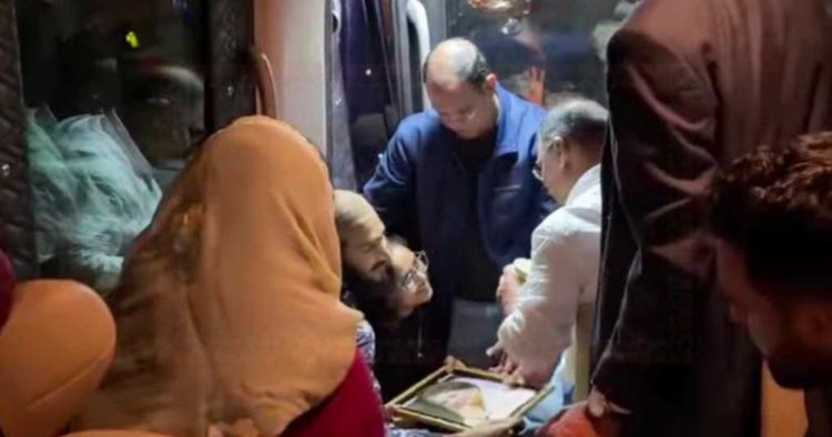 বাস থামিয়ে কিশোরীর কথা শুনলেন তারেক রহমান