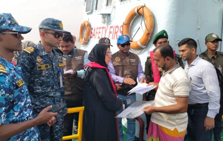 বহিঃনোঙ্গরে হেলিকপ্টার, যুদ্ধজাহাজ ও স্পিডবোট নিয়ে চট্টগ্রাম বন্দরের সাঁড়াশি অভিযান