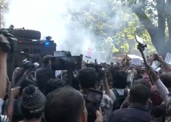 যমুনার সামনে পুলিশের সাথে সরকারি চাকরিজীবীদের দফায় দফায় সংঘর্ষ