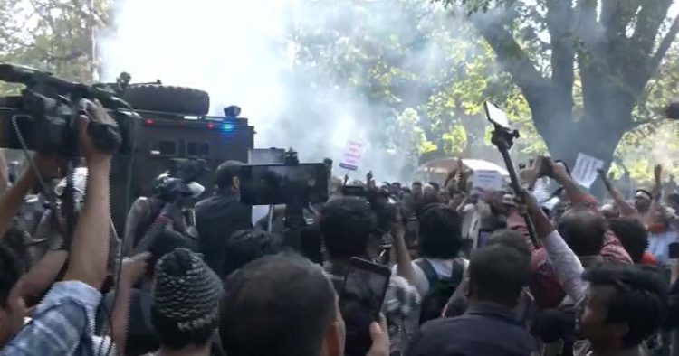 যমুনার সামনে পুলিশের সাথে সরকারি চাকরিজীবীদের দফায় দফায় সংঘর্ষ