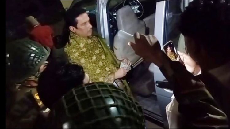 চন্দনাইশে সাড়ে ১০ লাখ টাকাসহ মাইক্রোবাস জব্দ