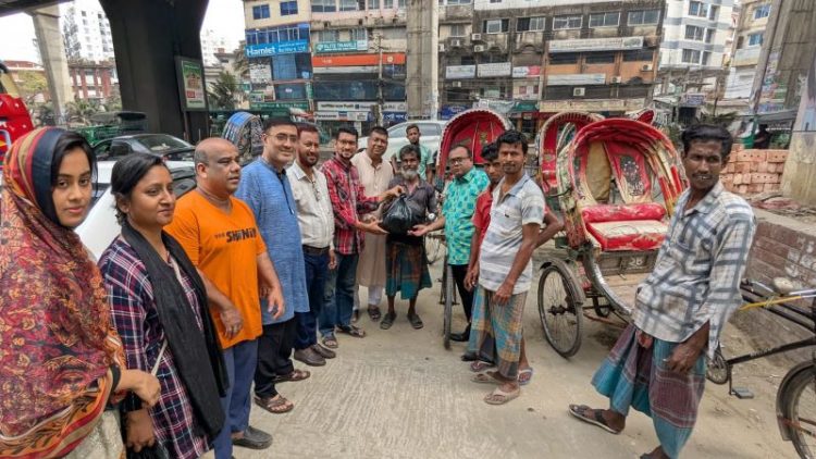 রিকশাওয়ালাদের মাঝে এপেক্স ক্লাব অব কর্ণফুলীর ঈদ সামগ্রী বিতরণ