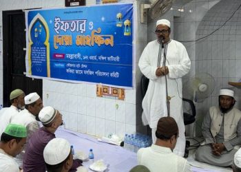এলাকাবাসীর সাথে ইফতার করলেন আসলাম চৌধুরী