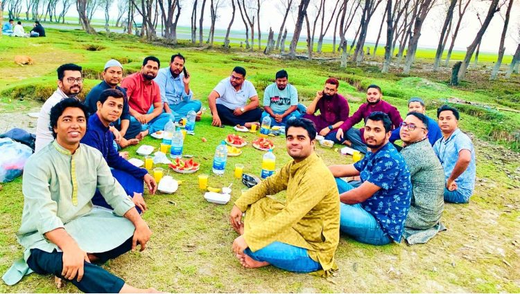 প্রকৃতির মাঝে চট্টগ্রাম-০৭০৯ গ্রুপের সদস্যদের ইফতার