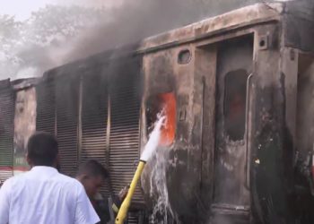 সীতাকুণ্ডে ঢাকাগামী চট্টলা এক্সপ্রেসে আগুন