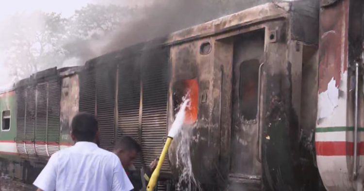 সীতাকুণ্ডে ঢাকাগামী চট্টলা এক্সপ্রেসে আগুন