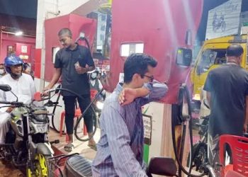 মধ্যপ্রাচ্যের উত্তেজনায় চট্টগ্রামে আগেভাগে তেল নিচ্ছেন চালকরা