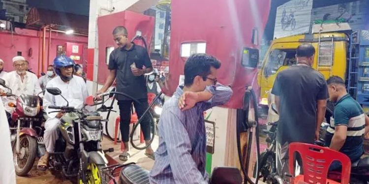 মধ্যপ্রাচ্যের উত্তেজনায় চট্টগ্রামে আগেভাগে তেল নিচ্ছেন চালকরা