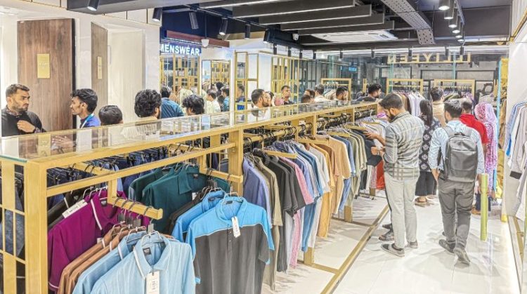 তিন জেলায় ইল্লিয়ীনের ফ্ল্যাগশিপ স্টোর চালু