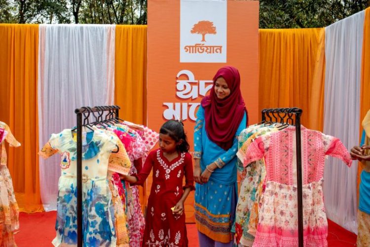 ১০০০ সুবিধাবঞ্চিত শিশু বেছে নিল পছন্দের ঈদ জামা