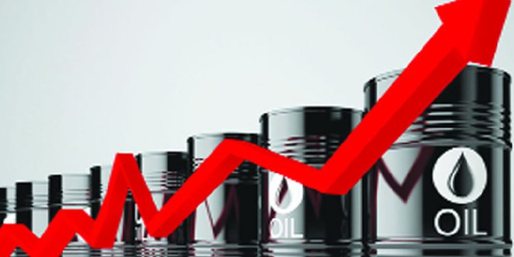 এক দিনে তেলের দাম বাড়ল তিন শতাংশের ওপর