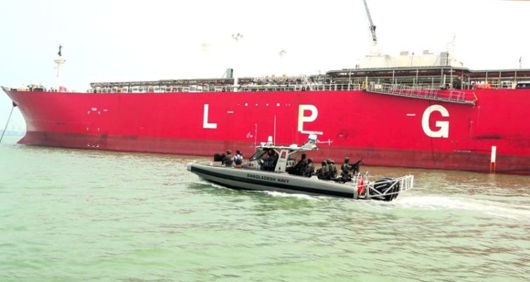 সমুদ্র পথে জ্বালানিবাহী জাহাজে নিরাপত্তায় নৌবাহিনী
