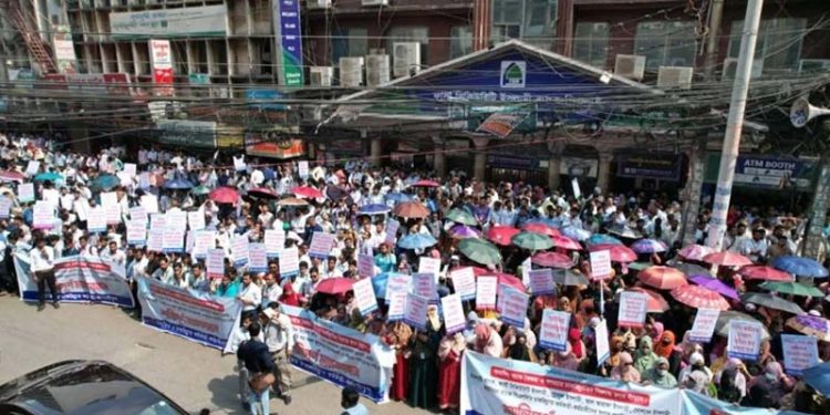 পুনর্বহালসহ তিন দাবিতে মতিঝিলে পাঁচ ব্যাংকের চাকরিচ্যুত কর্মকর্তাদের অবস্থান কর্মসূচি
