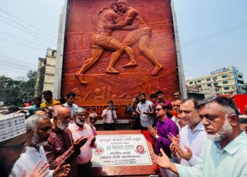 লালদিঘীতে বলি খেলার প্রতিকৃতি সম্বলিত ম্যুরাল উদ্বোধন