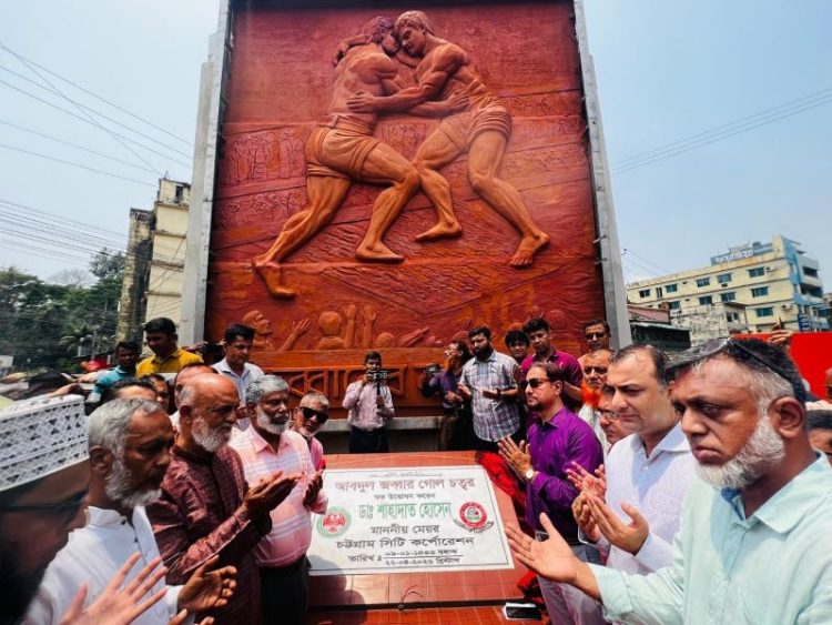 লালদিঘীতে বলি খেলার প্রতিকৃতি সম্বলিত ম্যুরাল উদ্বোধন