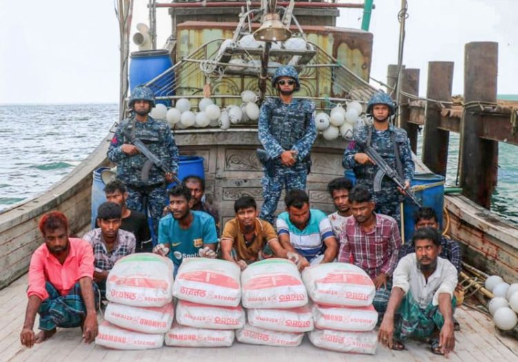 মায়ানমারে পাচারকালে সিমেন্ট বোঝাই বোটসহ ১১ জন আটক
