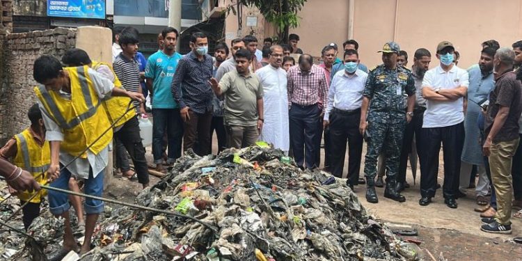 নালা-নর্দমা পরিস্কার কার্যক্রম সরেজমিনে তদারকিতে মেয়র শাহাদাত