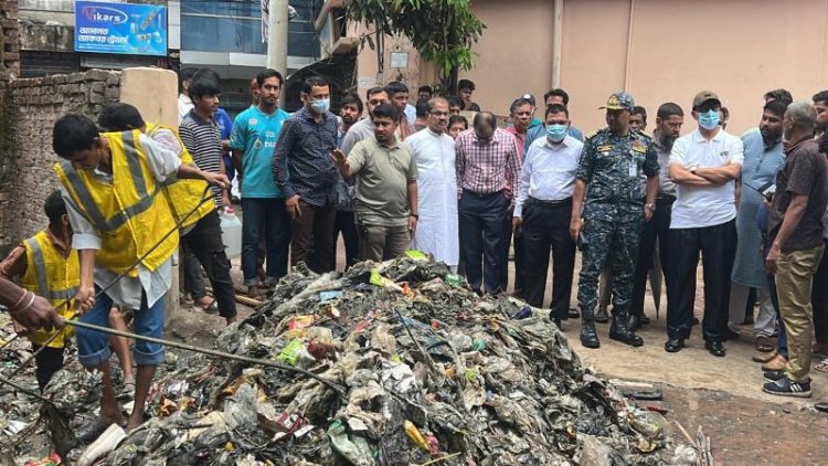 নালা-নর্দমা পরিস্কার কার্যক্রম সরেজমিনে তদারকিতে মেয়র শাহাদাত