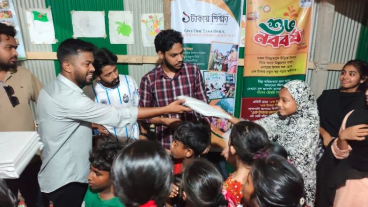 সুবিধাবঞ্চিত শিশুদের মাঝে চবি ছাত্রদলের বই উপহার