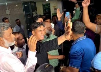 একীভূত ব্যাংকের টাকা ফেরত ও হেয়ারকাট বাতিলের দাবিতে খাতুনগঞ্জে আমানতকারীদের বিক্ষোভ