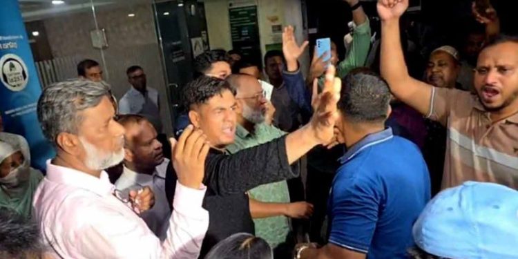 একীভূত ব্যাংকের টাকা ফেরত ও হেয়ারকাট বাতিলের দাবিতে খাতুনগঞ্জে আমানতকারীদের বিক্ষোভ