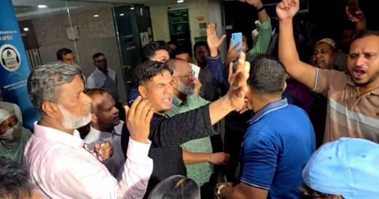 একীভূত ব্যাংকের টাকা ফেরত ও হেয়ারকাট বাতিলের দাবিতে খাতুনগঞ্জে আমানতকারীদের বিক্ষোভ