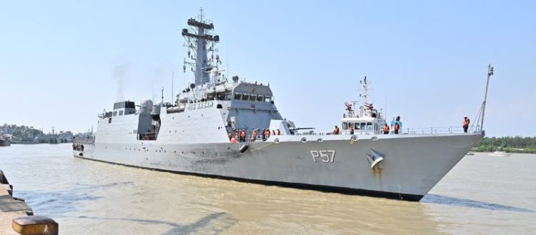চট্টগ্রাম বন্দরে ভারতের নৌবাহিনীর জাহাজ