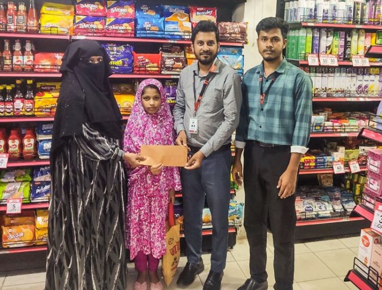 শিক্ষা ও জীবনের সহায়তায় সামিয়ার হাতে চেক তুলে দিল স্বপ্ন