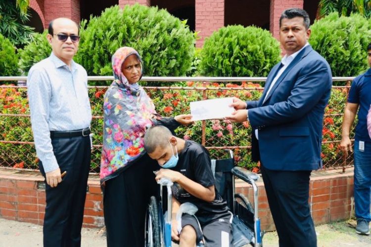 জেলা প্রশাসক জাহিদুলের সহায়তায় হুইলচেয়ার পেলেন প্যারালাইজড যুবক শওকত