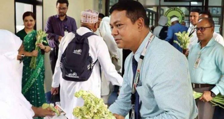 চট্টগ্রামে ফিরল হজযাত্রীদের প্রথম ফ্লাইট