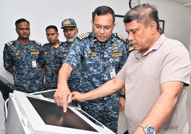 চট্টগ্রামে নৌবাহিনীর বিভিন্ন স্থাপনা পরিদর্শনে প্রধানমন্ত্রীর প্রতিরক্ষা উপদেষ্টা