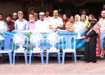 প্রয়াসের উদ্যোগে নিম্ন আয়ের পরিবারের মাঝে ফ্যান বিতরণ