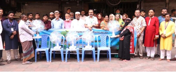 প্রয়াসের উদ্যোগে নিম্ন আয়ের পরিবারের মাঝে ফ্যান বিতরণ