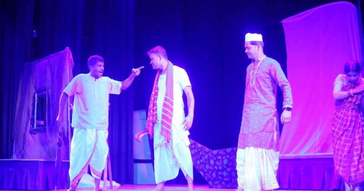 মঞ্চে আলো ছড়াল থিয়েটার স্লোগানের নতুন প্রযোজনা ‘জলপুত্র’