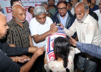 চট্টগ্রামে পানিবন্দি মানুষের মাঝে প্রতিমন্ত্রী অনিন্দ্য ইসলামের ত্রাণ বিতরণ
