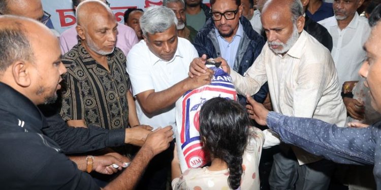 চট্টগ্রামে পানিবন্দি মানুষের মাঝে প্রতিমন্ত্রী অনিন্দ্য ইসলামের ত্রাণ বিতরণ