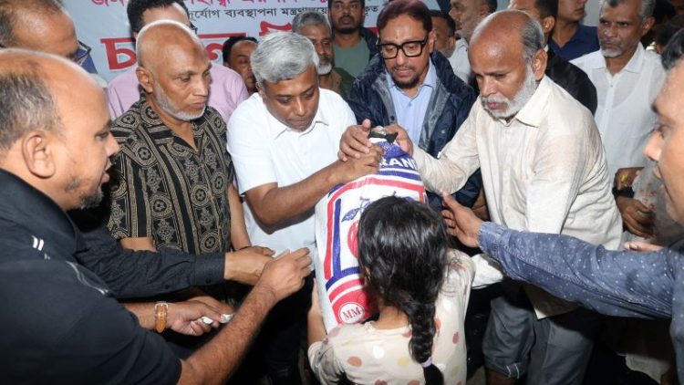চট্টগ্রামে পানিবন্দি মানুষের মাঝে প্রতিমন্ত্রী অনিন্দ্য ইসলামের ত্রাণ বিতরণ