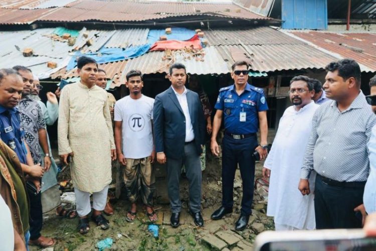 বাঁশখালীতে বন্যাদুর্গতদের পুনর্বাসনে দ্রুত ঘর নির্মাণের আশ্বাস জেলা প্রশাসকের