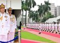শিখা অনির্বাণে নবনিযুক্ত নৌবাহিনী প্রধানের শ্রদ্ধা নিবেদন