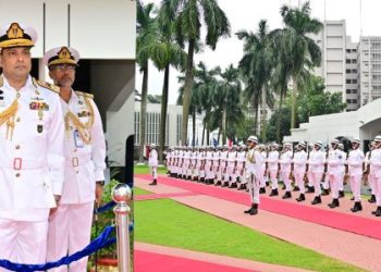 শিখা অনির্বাণে নবনিযুক্ত নৌবাহিনী প্রধানের শ্রদ্ধা নিবেদন
