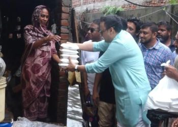 মানবিক সহায়তা নিয়ে পানিবন্দি মানুষের দ্বারে এমপি সাঈদ নোমান