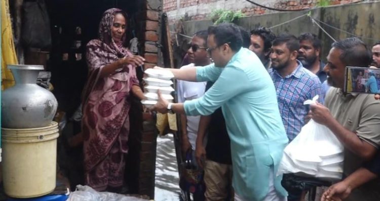 মানবিক সহায়তা নিয়ে পানিবন্দি মানুষের দ্বারে এমপি সাঈদ নোমান