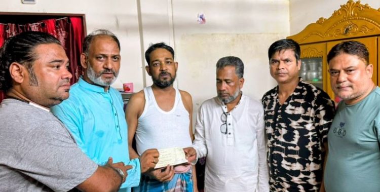 ইপিজেডে অর্থমন্ত্রী আমির খসরুর পক্ষে বিএনপির চেক বিতরণ