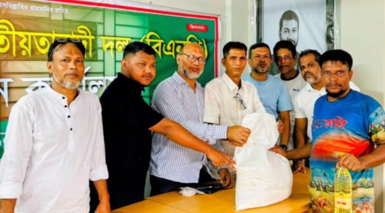 ইপিজেডে আমির খসরুর পক্ষে বিএনপির খাদ্যসামগ্রী বিতরণ