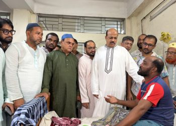 ভাটিয়ারী শিপ ইয়ার্ডে দুর্ঘটনা : আহতদের দেখতে চমেক হাসপাতালে আসলাম চৌধুরী
