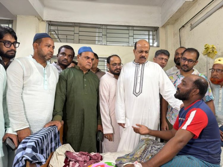 ভাটিয়ারী শিপ ইয়ার্ডে দুর্ঘটনা : আহতদের দেখতে চমেক হাসপাতালে আসলাম চৌধুরী