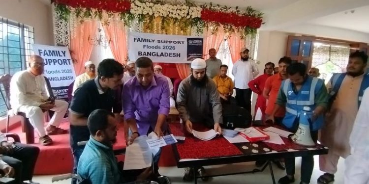 বাঁশখালীতে বন্যায় ক্ষতিগ্রস্ত ৩০০ পরিবারকে অর্থ সহায়তা
