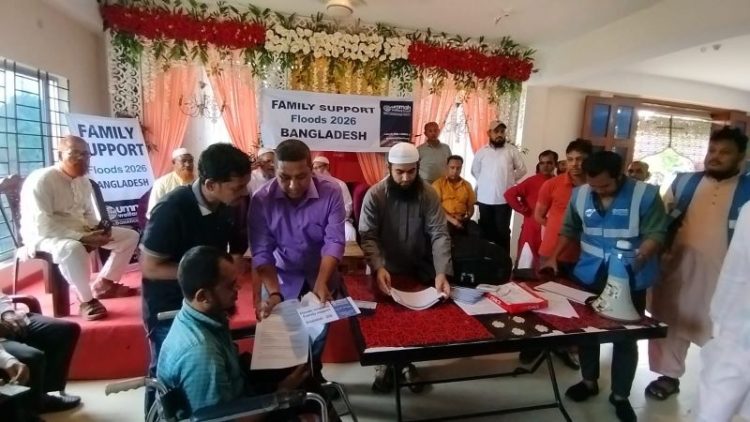 বাঁশখালীতে বন্যায় ক্ষতিগ্রস্ত ৩০০ পরিবারকে অর্থ সহায়তা